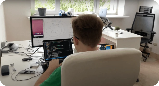 Разработчик пишет код на ноутбуке
