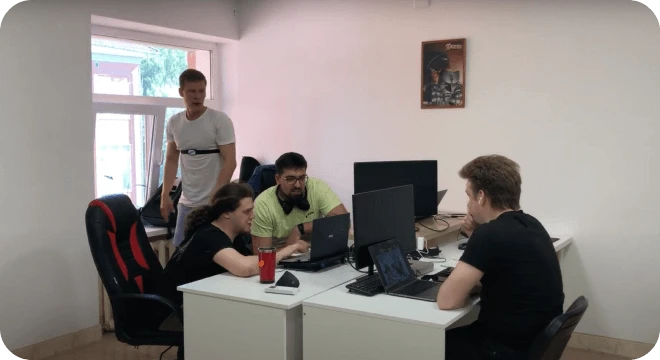 Разработчики за совместной работой в офисе