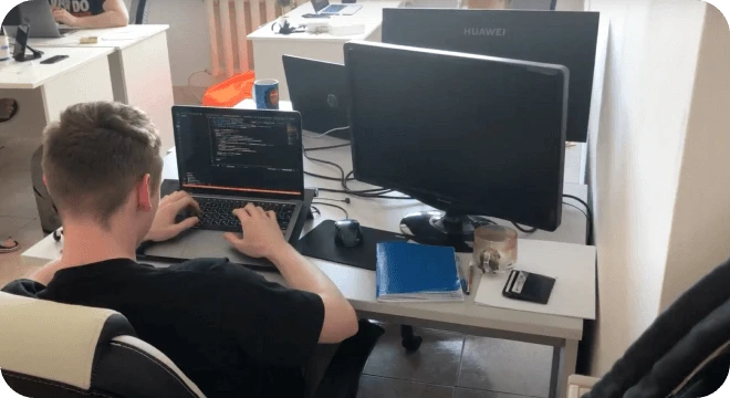 Разработчик за работой в офисе