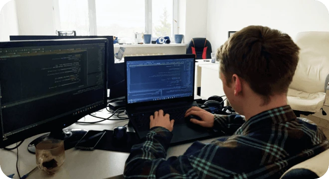 Программист работает за ноутбуком
